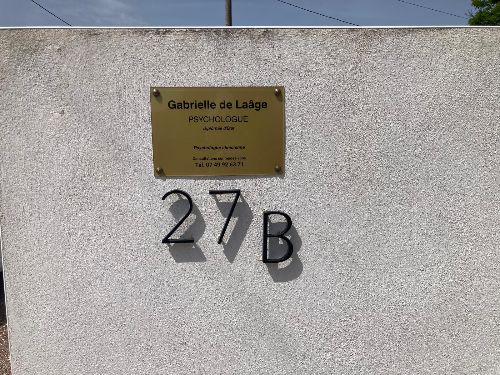 Plaque professionnelle au numéro 27B
